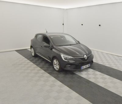 la photo d'une voiture dans un garage au sol en damier