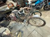 une moto posée par terre à côté d'autres motos