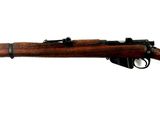un vieux fusil avec un canon en bois sur fond blanc