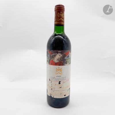 une bouteille de vin posée sur une table