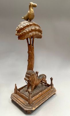 une statue représentant un oiseau perché au sommet d'un arbre