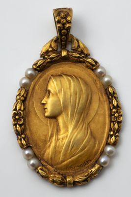 un gros plan d'une médaille d'or représentant le visage d'une femme