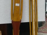 deux figurines en bois debout l'une à côté de l'autre devant un panneau