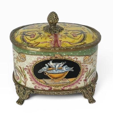 une boîte décorative dont le couvercle est orné d'une peinture