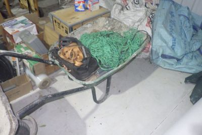 une brouette pleine d'affaires dans le garage