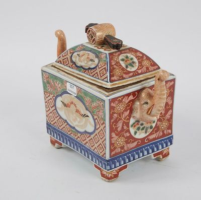 une image représentant une boîte décorative sur laquelle figure un chat