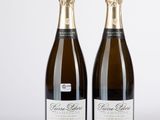 deux bouteilles de champagne sur fond blanc