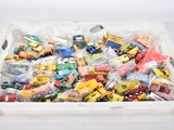 une boîte blanche remplie d'une sélection de petits véhicules-jouets