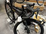 de nombreux vélos exposés dans un magasin de vélos