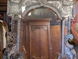 un homme qui se tient devant un miroir