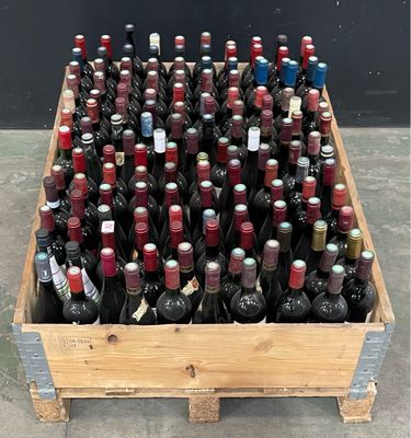plusieurs bouteilles de vin rangées dans une caisse en bois