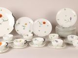 plusieurs assiettes et tasses posées sur une table