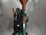 une moto équipée d'une selle à l'arrière