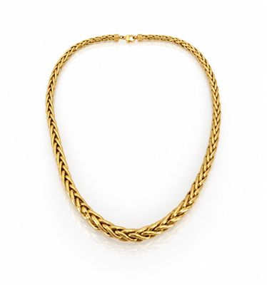 un collier en or sur fond blanc