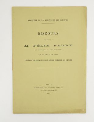 un livre jaune avec des lettres noires sur la couverture