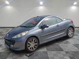 la photo d'une voiture bleue garée dans un garage