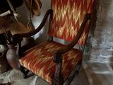 une chaise qui se trouve dans le coin d'une pièce