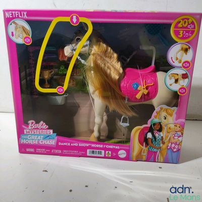 cheval en bois avec une crinière blonde et un harnais, dans une boîte posée sur une surface blanche