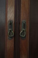 Meuble de présentation en bois sculpté ouvrant par deux vant… (photo 5)