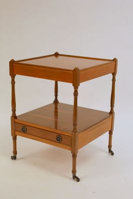 une petite table en bois avec un tiroir en dessous
