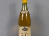 une bouteille de vin posée sur une table