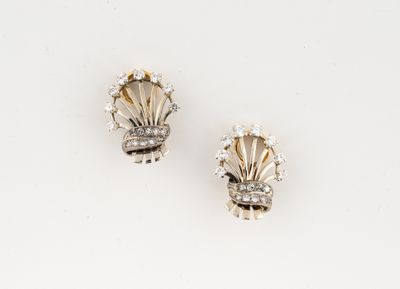 une paire de clips d'oreilles en or et diamants