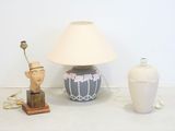 une lampe posée sur une table à côté d'un vase
