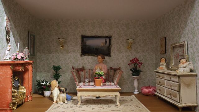 Diorama. Composition miniature, dans une vitrine en bois, vitre e...