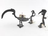 trois oiseaux en métal placés les uns à côté des autres