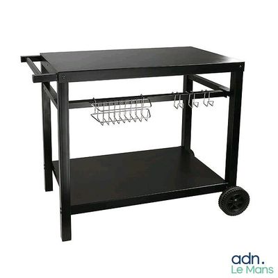 le chariot est noir et est équipé d'un panier sur le dessus