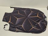 un sac orné d'un motif, posé sur une table