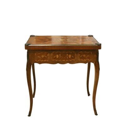 l'image d'une petite table en bois munie d'un tiroir