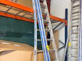 une échelle appuyée contre un mur dans un entrepôt