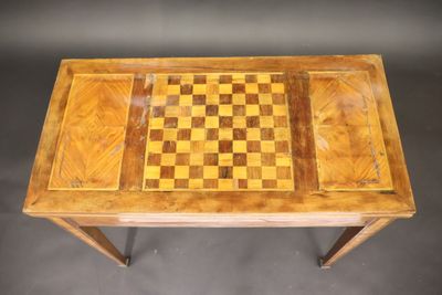 Table à jeux en bois de placage le plateau à décor marqueté …