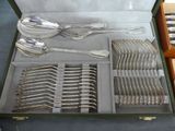 un coffret contenant de l'argenterie sur une table