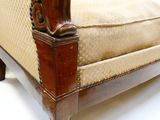 une chaise ancienne avec une structure en bois et une assise rembourrée de couleur beige