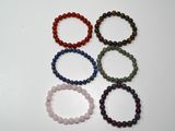 un lot de six bracelets composés de perles de différentes couleurs