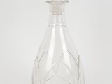 carafe en cristal avec un bouchon en verre, sur fond blanc