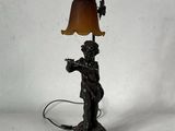 une image représentant une lampe surmontée d'une statue