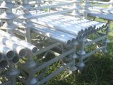 un banc fait de tuyaux, posé dans l'herbe