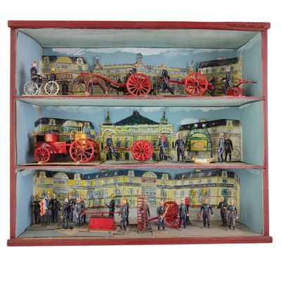 une vitrine sur laquelle sont exposés tout un tas de petits trains miniatures