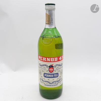 une bouteille d'alcool posée sur une table