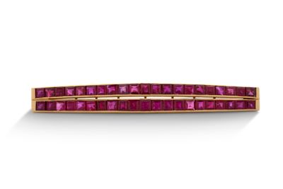 Gros plan sur une barrette en pierre rose sur fond blanc
