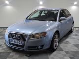 une photo d'une Audi bleue garée dans un garage