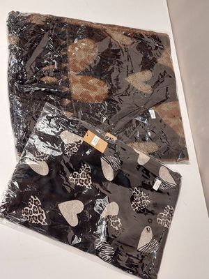 deux sacs de vêtements posés sur une surface blanche