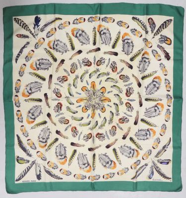 une écharpe carrée verte et blanche ornée d'un motif représentant des oiseaux