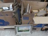 une pile de cartons sur lesquels figurent des images