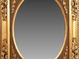 un miroir à cadre doré orné d'un motif floral