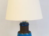 un vase bleu orné d'un motif blanc
