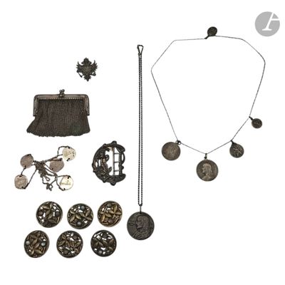 une photo d'une collection de bijoux comprenant un sac à main, un collier et des boucles d'oreilles